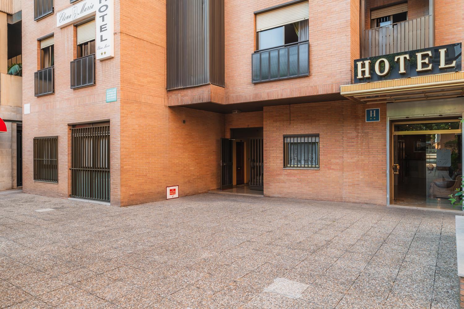 Tuanfitrion Constitucion - Free Parking, Granada